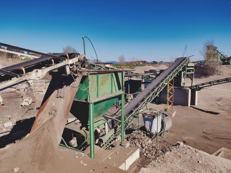Impianto di lavorazione materiali con nastri trasportatori.