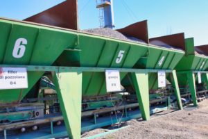 Contenitori verdi numerati con materiali da costruzione.