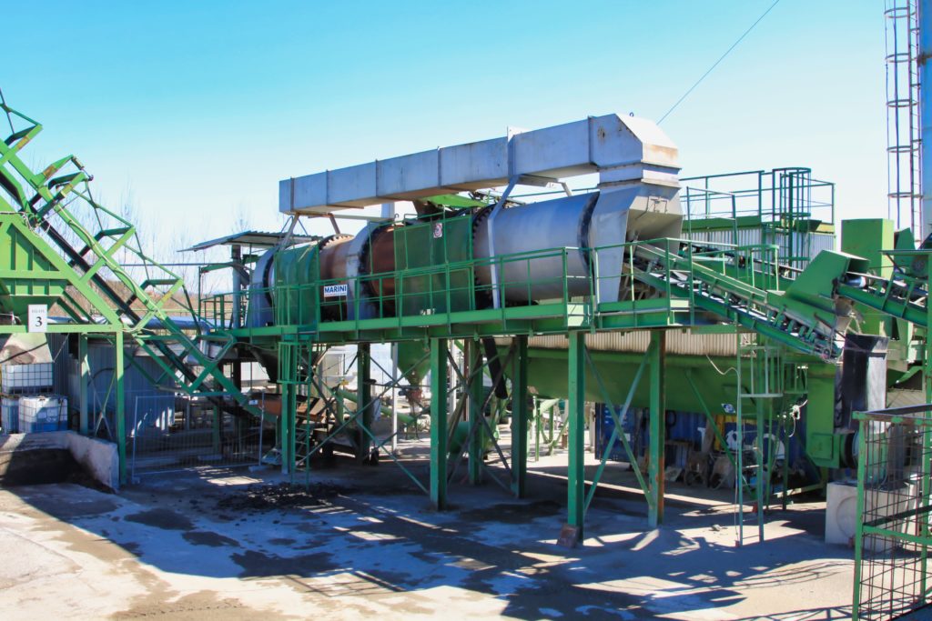 Impianto industriale con strutture metalliche verdi.