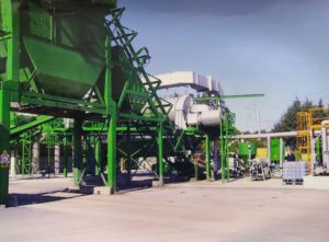 Impianto industriale con strutture metalliche verdi all'aperto.