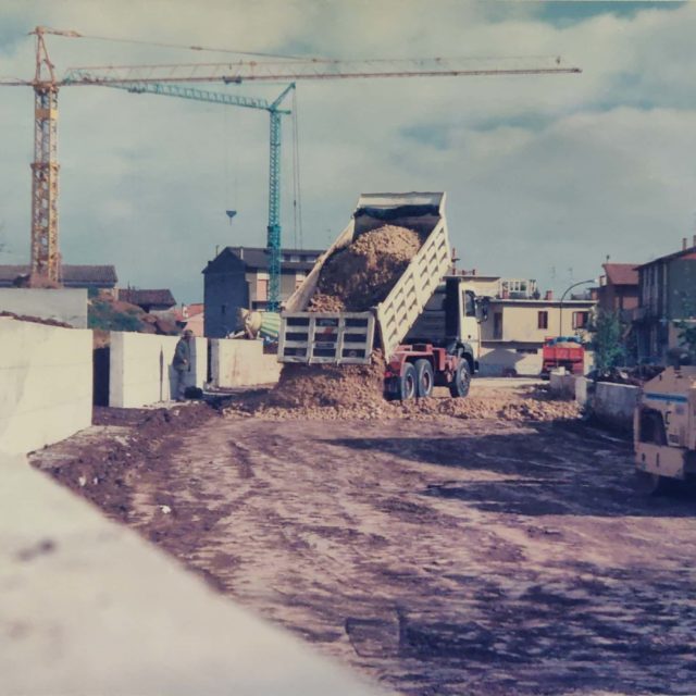 Camion scarica terra in un cantiere edile.