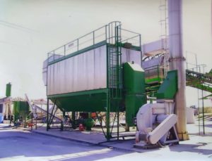 Impianto industriale con strutture metalliche e tubature.